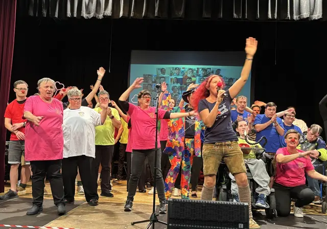 Das Team des SOBEGES-Theaters gemeinsam mit Mitgliedern von Mundwerk: Alle Mitwirkenden, die diesen besonderen Abend auf und hinter der Bühne möglich gemacht haben. | Foto: MeinBezirk/PeterJ