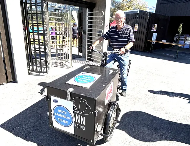 GR Rudi Widmoser (Grüne) mit Lastenrad am Mobilitätstag. | Foto: Kogler
