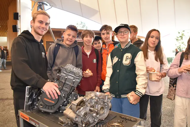 Auch die Firma Schweiger Fulpmes war wieder mit dabei. Hier erklärte Maschinenbautechniker-Lehrling Marek Grutsch den Schülern der MS Vorderes Stubaital, welche Motor- und Getriebeteile im Traditionsunternehmen gefertigt werden. | Foto: Kainz