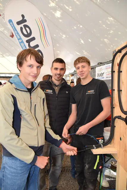 Elektro-Effektiv-GF Patrick Tanzer (Mitte) mit seinem Lehrling Gabriel Pfurtscheller (r.) und Matthias Fankhauser, der sich für die Ausbildung interessierte. | Foto: Kainz