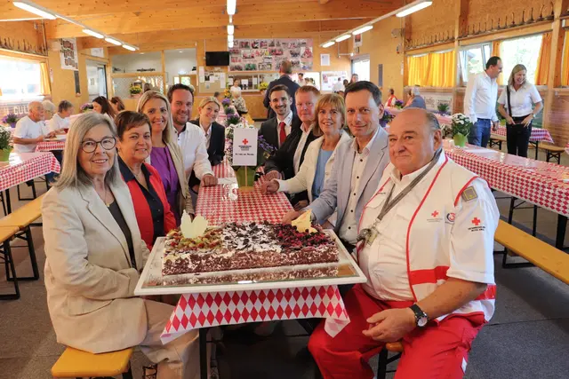 Fritz Praßl (re) mit Jubiläumstorte und hochrangigen Gratulanten aus Politik und Rotem Kreuz. | Foto: Edith Ertl