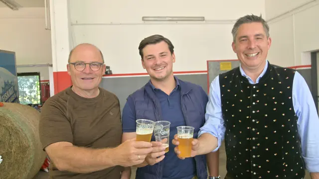 Christoph Staudacher mit den Malermeistern Peter und Peter Ebner