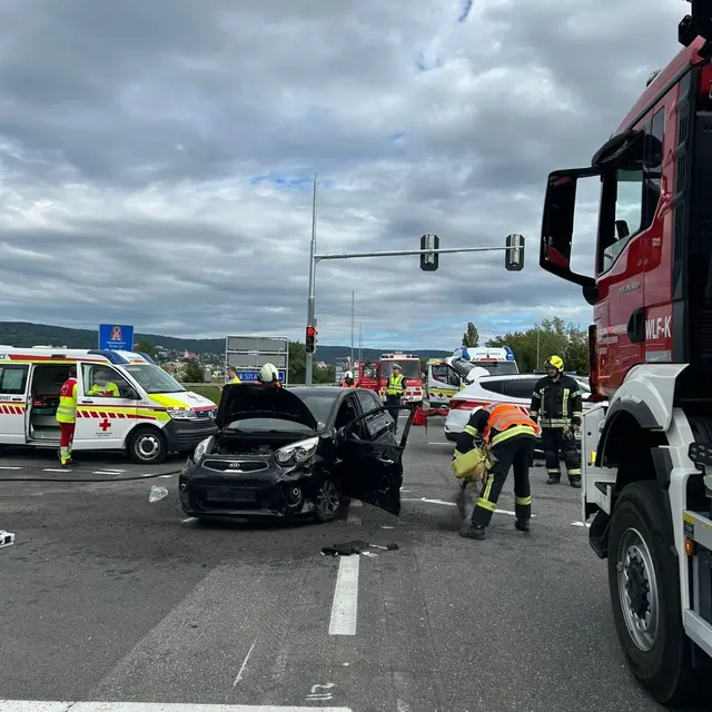 Bei der Ortsausfahrt Mattersburger Straße und der Autobahn-Auffahrt kam es zu einem schweren Verkehrsunfall. | Foto: FF Eisenstadt