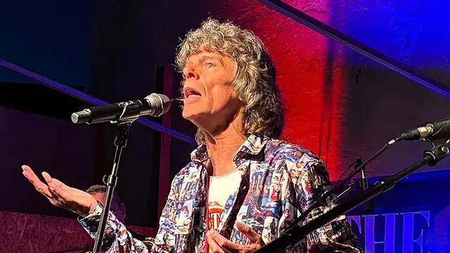 Ist er es oder ist er es nicht? Die Ähnlichkeit von Frontman Hans Irker mit Mick Jagger ist verblüffend. | Foto: Franz Fichtinger