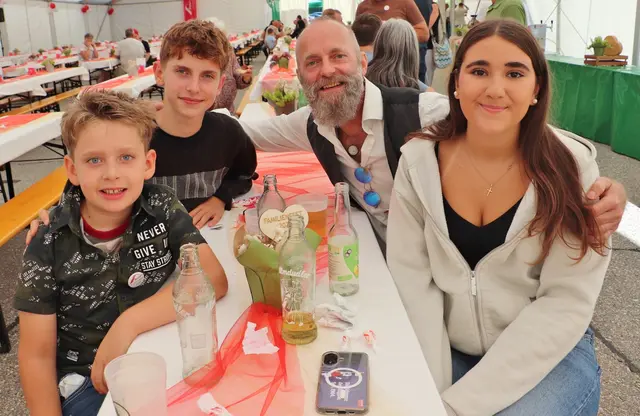 Andreas Wurzinger arbeitet im Werkzeugbau. Seinen drei Kindern konnte er das Unternehmen zeigen, Tochter Carina (14) schnupperte bei Roto Frank bereits in der Logistik.  | Foto: Edith Ertl