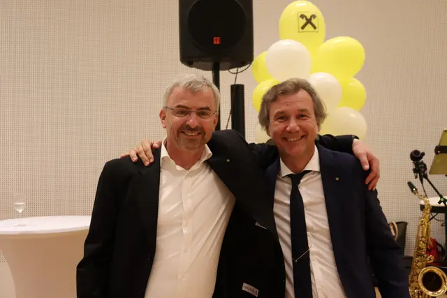Andreas Reisner und Walter Götz. | Die neu eröffnete Raiffeisen-Bankstelle öffnete offiziell ihre Türen – und die Gemeinde feierte mit.  | Foto: Alejandra Ortiz