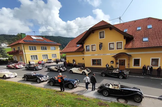 Die wunderschönen Oldtimer zogen in Diex die Blicke auf sich. | Foto: Privat
