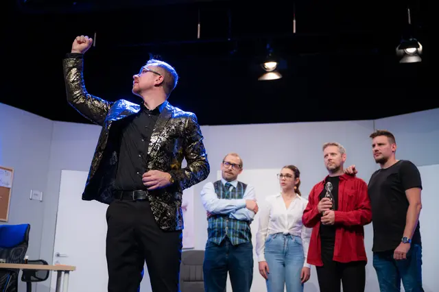 Motivationscoach Mr. Erfolg, überzeugend gespielt von Marco Luley, sagt: "Die Leute wissen, ich bin gut."  und wirft sich in Erfolgspose.  | Foto: Felix Kainrath-Reumayer