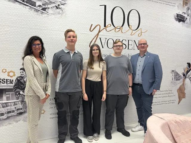 Stolz auf ihre Lehrlinge Erik Herzog, Christin Csekits und Gernot Teschl sind Personalchefin Manuela Siegl und Geschäftsführer Marco Talasz. | Foto: Elisabeth Kloiber