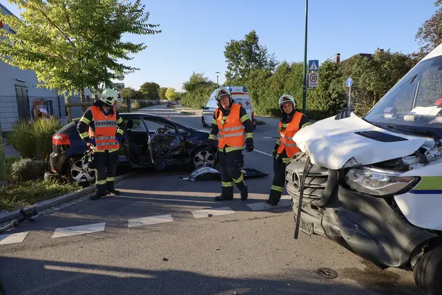 Aus noch unbekannten Gründen kam es in Wels-Vogelweide zur Kollision zwischen einem Kleintransporter und einem Pkw.  | Foto: laumat.at/Matthias Lauber