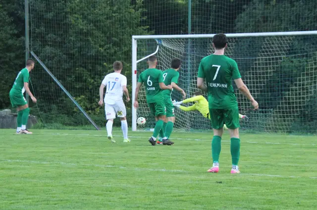 Dominik Sperl knallte an die Innenstange - der Ball sprang jedoch zum Glück für Mattersburg wieder ins Feld zurück (35.). 