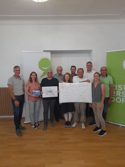 (v.l.n.r. hinten) Stadtrat Gernot Krippel, Gabriele Lugner (Baumamt), Bürgermeister Elmar Schöberl, Gemeinderat Karl Brabec, Regionalberaterin Doris Haidvogl (NÖ Dorf-Stadterneuerung), Stadtrat Mario Prater, Ortskernkoordinator Daniel Brüll (NÖ Dorf-Stadterneuerung), Stadtrat Wolfgang Böhm, Gemeinderätin Sonja Dominkovics, Gerhard Blieweis.  | Foto: Dorf- und Stadterneuerung