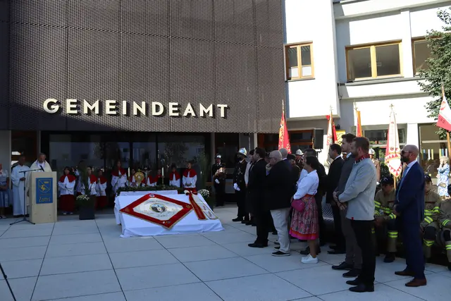 Im Rahmen des Kirchtagsfestes in Zams wurde die neue Fahne der Freiwilligen Feuerwehr Zams gesegnet.  | Foto: Elisabeth Zangerl