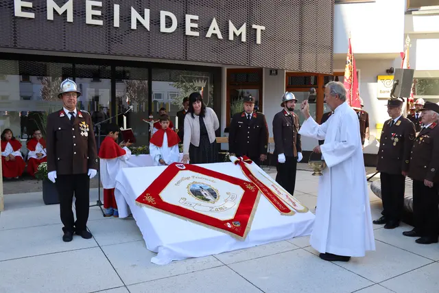 Pfarrer Herbert Traxl segnete die neue Fahne der Freiwilligen Feuerwehr Zams.  | Foto: Elisabeth Zangerl