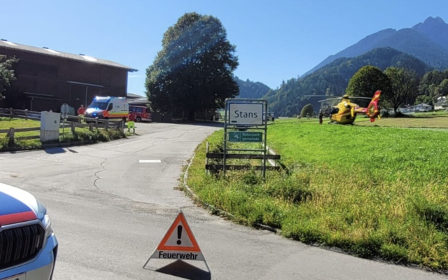 Schwerer Verkehrsunfall auf der Unterinntalstraße: Motorrad und Pkw brannten nach der Kollision vollständig aus. | Foto: FFW Stans 