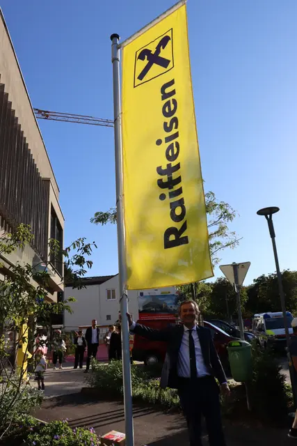 Die Raiffeisen-Bankstelle Bad Sauerbrunn präsentiert sich ab sofort in neuem Glanz: Nach einer umfassenden Modernisierung wurde die Filiale am Freitag feierlich eröffnet.  | Foto: Alejandra Ortiz