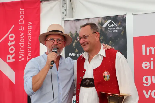 Moderator Johann Lafer im Gespräch mit dem Obmann der Musikkapelle der Roto Frank und der Marktgemeinde Kalsdorf Hannes Karpjuk.  | Foto: Edith Ertl