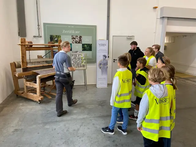 Erik Herzog führt die Kinder und Jugendlichen durch das Firmengelände von Vossen in Jennersdorf. | Foto: Vossen