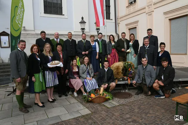 Das 31. Stadt-Land-Fest wurde mit dem Erntedankfest und einer anschließenden Agape mit den Ehrengästen am Kirchplatz eröffnet.  | Foto: Bernd Haider