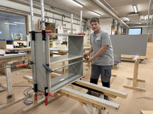 Der 15-jährige Leo Windisch arbeitet gerne Holz: "Die Tischlerei Kattun gilt in der Region als attraktiver Arbeitgeber".  | Foto: Elisabeth Kloiber