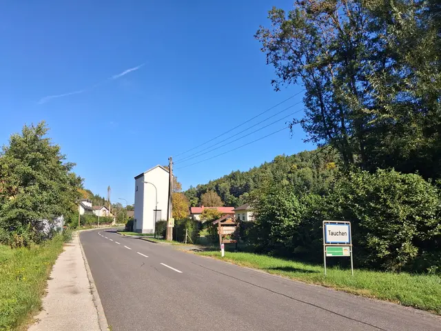 Jetzt geh ich ein Stück der Straße entlang, bis ich .... | Foto: Gold Michaela