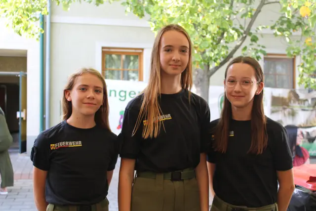 Die Feuerwehrfrauen der Zukunft, (v.l.n.r)Julia, Sophie und Emma, waren am Sonntag beim Kirtag dabei. 