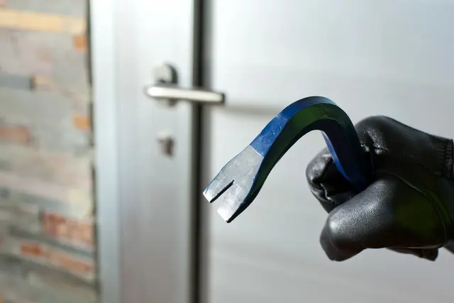 Beim Versuch, eine Bürotür gewaltsam zu öffnen, wurde ein Alarm ausgelöst, der die Täter zur sofortigen Flucht veranlasste. (Symbolbild) | Foto: smarterpix