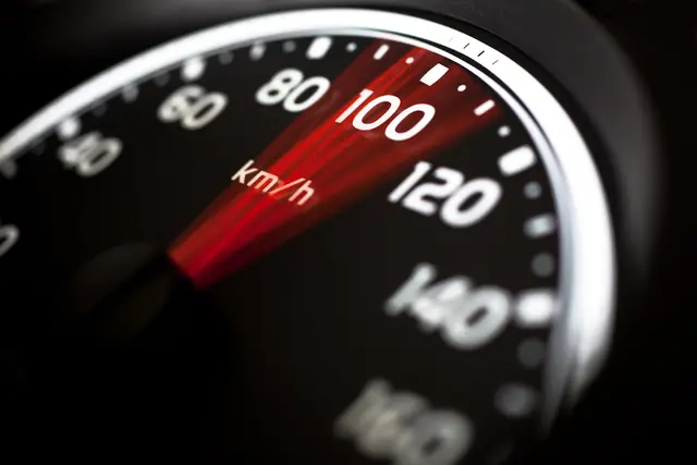 Die Frau ignorierte offenbar sämtliche Anhaltesignale und raste mit 180 km/h auf der B3 Richtung Perg davon.  | Foto: PantherMedia / lifethree3