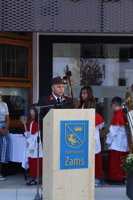Feuerwehrkommandant Hermann Ladner: „Eine Fahne ist weit mehr als nur ein Stück Stoff. Sie ist Symbol für Zusammenhalt, für Einsatzbereitschaft, Kameradschaft und nicht zuletzt für unsere tief verwurzelte Verbundenheit zur Heimat und zu unserer Gemeinschaft." | Foto: Elisabeth Zangerl