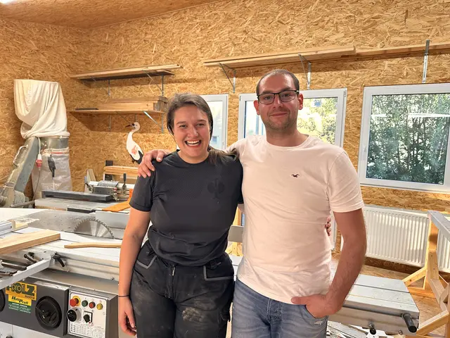 Die Liebe zum Holz verbindet. Rebecca Györög mit ihrem Freund Andreas Trimmel. Kennengelernt haben sich die beiden in der Tischlerei.  | Foto: Lisa Stöckl