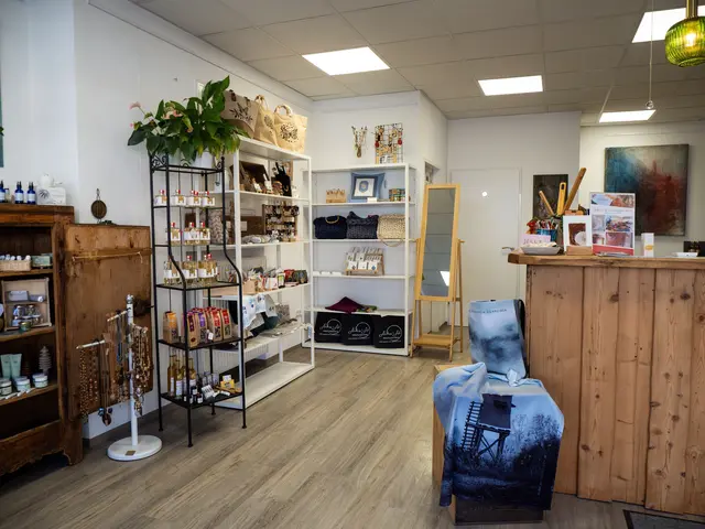 Im Shop im Kreativzentrum gibt es handgemachte Einzelstücke und Kunstwerke zu kaufen.  | Foto: MeinBezirk/Königshofer