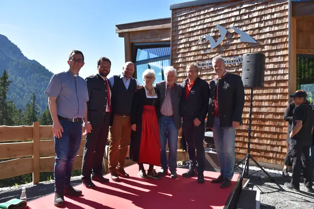 V.l.: Pfarrer Fritz Kerschbaumer, Serlesbahnen-GF Leonhard Rasinger, Bgm. Daniel Stern, Smajla und Helmut Strobl, der vormalige GF Franz Gleirscher und Talmanager Roland Zankl | Foto: Kainz