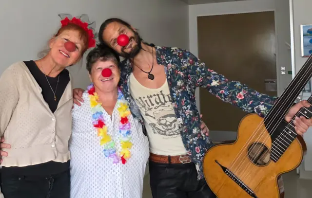 Überraschungsbesuch der Clownin Pascaletta und des Clowns Sepp-i. Mit dem Lied „Weilst a Herz hast wie a Bergwerk“ rührten sie ihre Obfrau „Tschitti“ zu Tränen. | Foto: DIDA