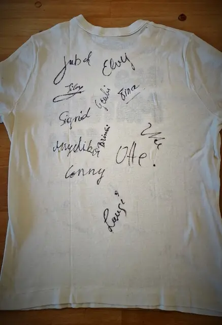 Memories - ein T-Shirt mit Symbolcharakter, unser Maturaleiberl vom Juni 1980 (Unterschriften Absolventinnen)
 | Foto: © Privatarchiv Maria-Luise Hoffmann