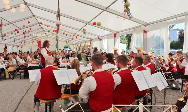 Die Musikkapelle der Roto Frank und der Marktgemeinde Kalsdorf marschierte unter der Leitung von Kapellmeister Shorty Kemmer mit dem Marsch "ein Herz für's Steirerland" in das Festzelt ein und spielte einen Frühschoppen.  | Foto: Edith Ertl