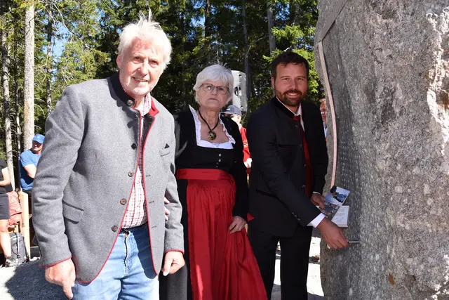 Alle Sponsoren durften am Ende des Festakts ihre Gedanken, Botschaften und Wünsche im Stein der 1.000 Botschaften verewigen. | Foto: Kainz