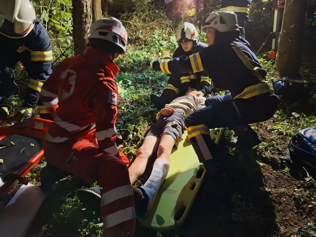 Feuerwehr und Rotes Kreuz bei der Personenrettung - zum Glück nur eine Übung. | Foto: FF Münzbach