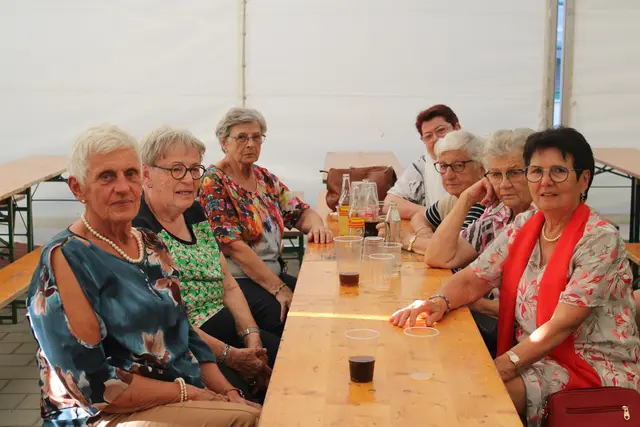 Gemütlich konnte man im Zelt am Hauptplatz den Sonntag ausklingen lassen. 