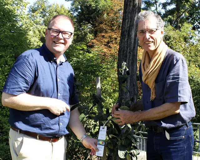 Bgm. Franz Aigner und Sigi Tatschl montierten das neue Pflanzenschild | Foto: Walter Kellner