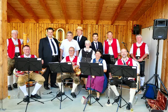Herbert und Hansi (Bildmitte) wurden gefeiert - Musik gab's von den Natterer Inntalern und der Markus Linder Band. | Foto: Hassl