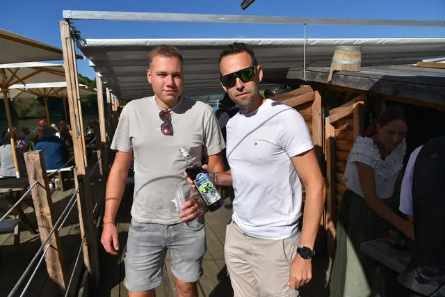 (re.) Kommandant Stefan Absenger spendierte auf dem Floß eine Flasche Likör. | Foto: Gerald Dreisieber