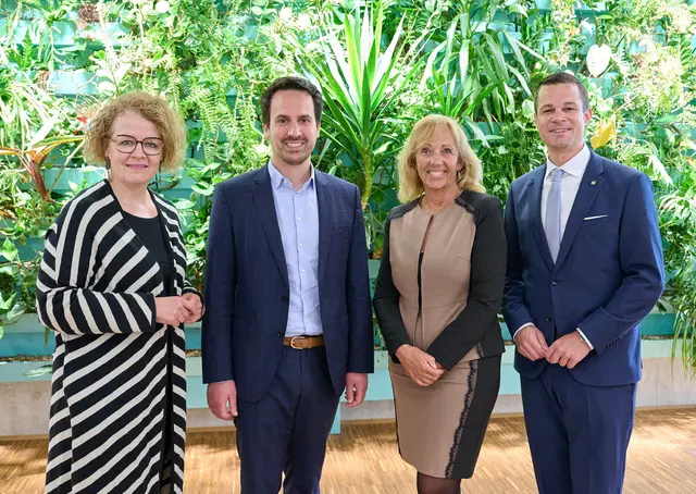  (v.l.n.r.): Bildungslandesrätin Christiane Teschl-Hofmeister, Bildungsminister Christoph Wiederkehr, Schulleiterin Eva Zillinger und Bildungsdirektor Karl Fritthum | Foto: NLK Pfeiffer