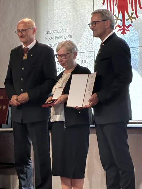 LH Anton Mattle und LH Arno Kompatscher bei der Verleihung des Verdienstkreuzes  | Foto: Land Tirol