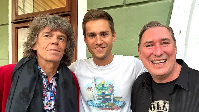 Frontman Hans Irker als Mick Jagger, Veranstalter Alexander Leutgeb als Gastgeber und der gebürtige Zwettler Christoph Nöbauer, der als Bandmitglied für das Saxophon zuständig ist (von links). | Foto: Franz Fichtinger