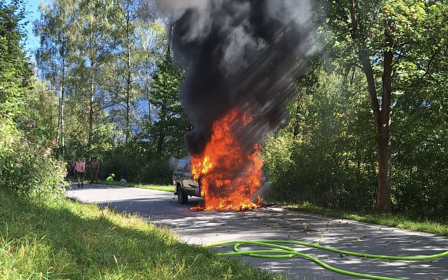 Trotz schnellem Feuerwehreinsatz konnte das Ausbrennen von Pkw und Motorrad nicht verhindert werden. | Foto: FFW Stans 