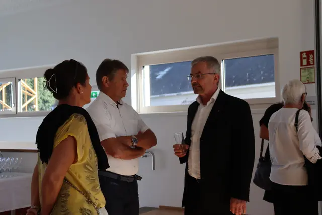 Die Gäste wurden herzlich von Andreas Reisner und seinem Team empfangen, die stolz die Türen ihrer neuen Bankstelle öffneten.  | Foto: Alejandra Ortiz