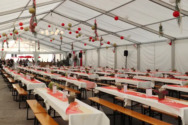 Das Festzelt wurde für Kollegen und Familienmitglieder liebevoll geschmückt | Foto: Edith Ertl