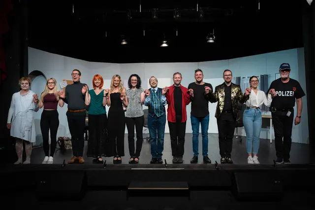 Vlnr. die Schauspieler mit ihren Klarnamen: Theresia Kerneza, Christina El Badry, Michael Malatschnig, Corinna Heidi Hödl-Tomitsch, Daniela Schaffer, Michaela Offenthaler, Stefan Riegler, Stefan Hödl-Tomitsch, Amir El Badry, Marco Luley, Julia Hofer und Mario Wimmer genießen den begeisterten Applaus.  | Foto: Felix Kainrath-Reumayer