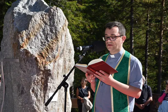 Pfarrer Fritz Kerschbaumer segnete den Kraftort. | Foto: Kainz