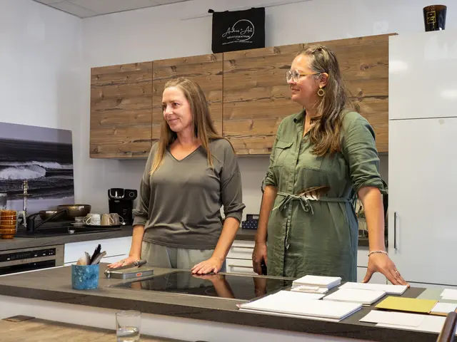 Elisabeth Fenzl (links) und Elke Wihsounig (rechts). | Foto: MeinBezirk/Königshofer